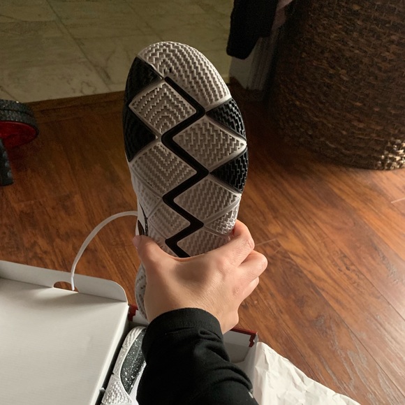 Kyrie size 8 men - Picture 2 of 7